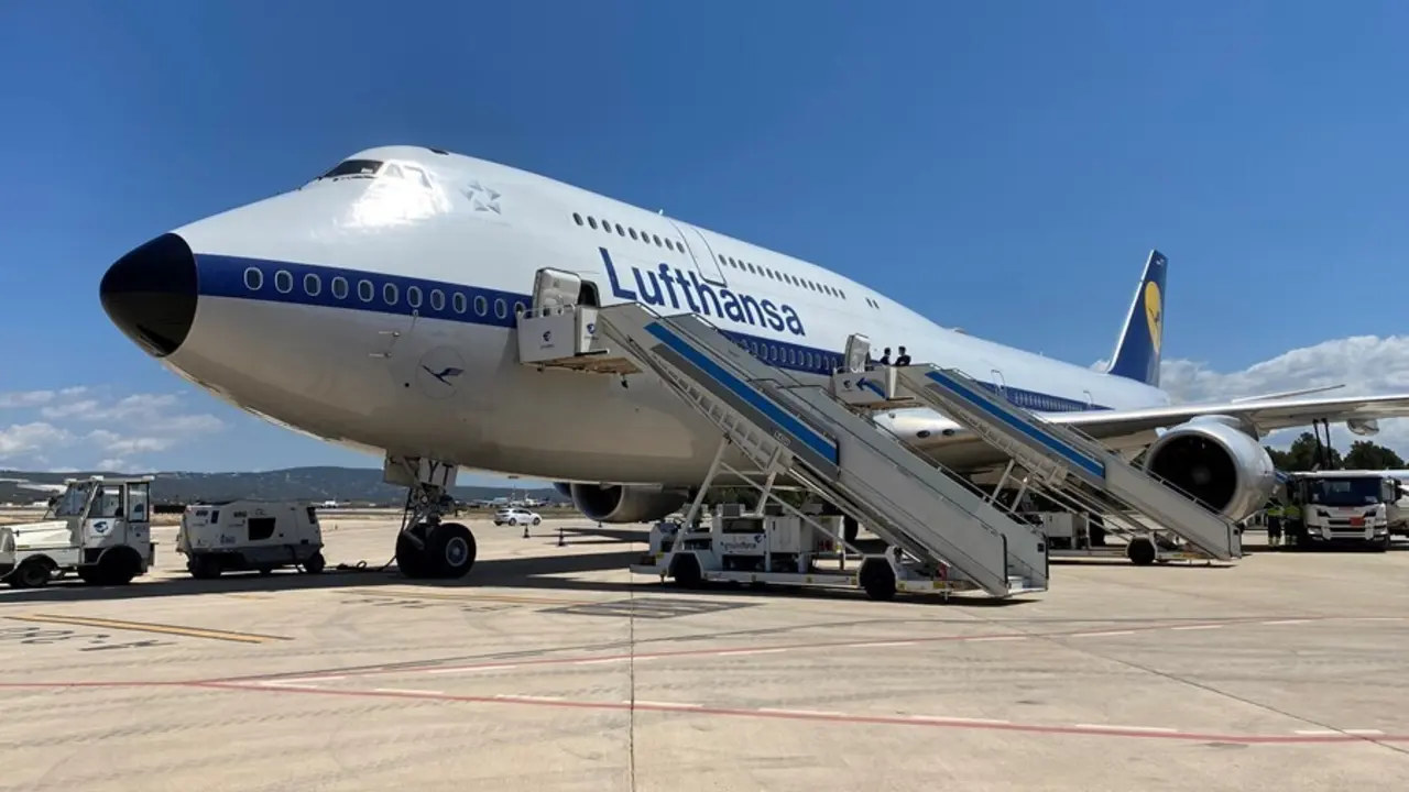 El Lufthansa 747-8 llega a Palma con cientos de turistas.