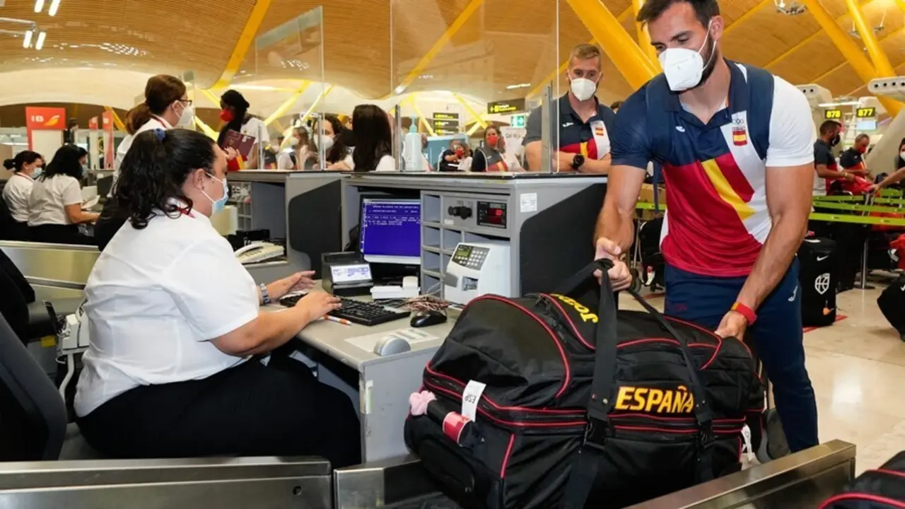 Sa&uacute;l Craviotto facturando su equipaje para Tokio