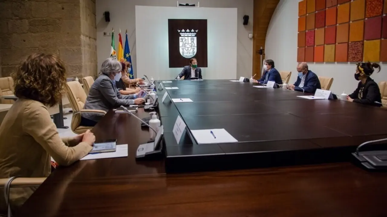 Archivo - Reuni&oacute;n del Consejo de Gobierno de la Junta de Extremadura, en una imagen de archivo.