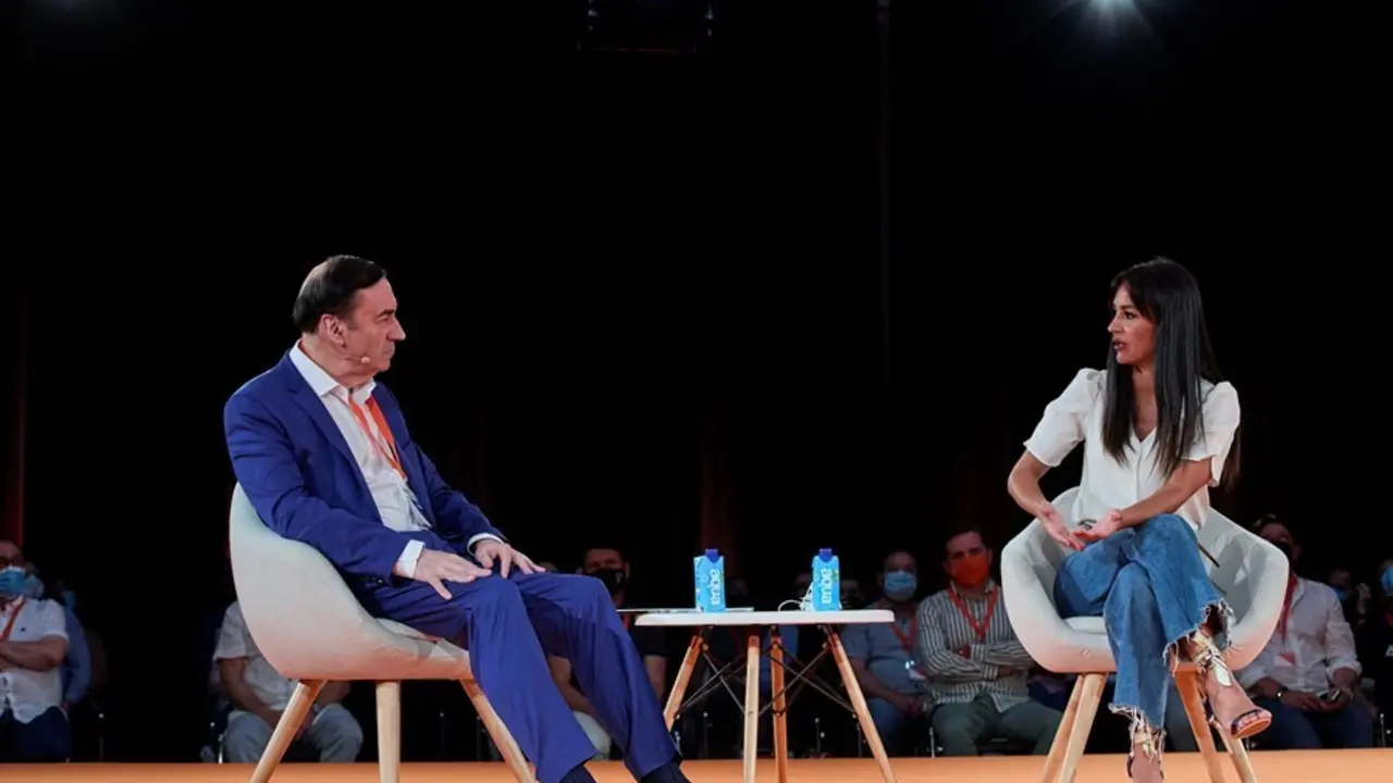 El director de 'El Espa&ntilde;ol', Pedro J. Ram&iacute;rez (i), y la vicealcaldesa de Madrid, Bego&ntilde;a Villac&iacute;s (d), en el evento 'El centro necesario. El valor de ser liberal', durante la primera jornada de la convenci&oacute;n pol&iacute;tica de Ciudadanos (Cs), en el espacio para 