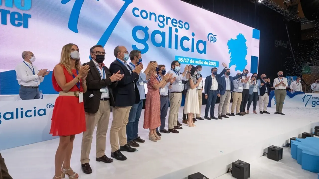 El presidente del PP, Pablo Casado (6d); el presidente de la Xunta y del Partido Popular en Galicia, Alberto N&uacute;&ntilde;ez Feijoo (7d), y el expresidente del Gobierno Mariano Rajoy (8d), en el 17 Congreso del PP de Galicia, a 17 de julio de 2021