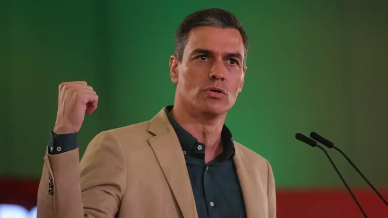 El secretario general del PSOE y presidente del Gobierno, Pedro S&aacute;nchez , durante su intervenci&oacute;n en un acto de partido en el Hotel Barcel&oacute; Renacimiento, a 17 de julio de 2021 en Sevilla (Andaluc&iacute;a, Espa&ntilde;a).