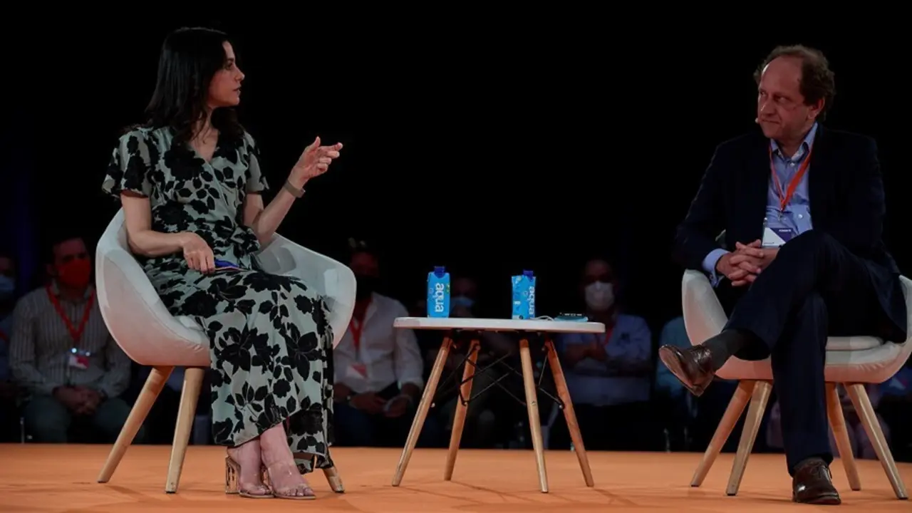 La presidenta de Ciudadanos, In&eacute;s Arrimadas (i), y el eurodiputado Alexander Graf (d), en el evento 'Renovar Europa', durante la primera jornada de la convenci&oacute;n pol&iacute;tica de Cs, en el espacio para eventos Nube de Pastrana, a 17 de julio de 2021, en Madrid