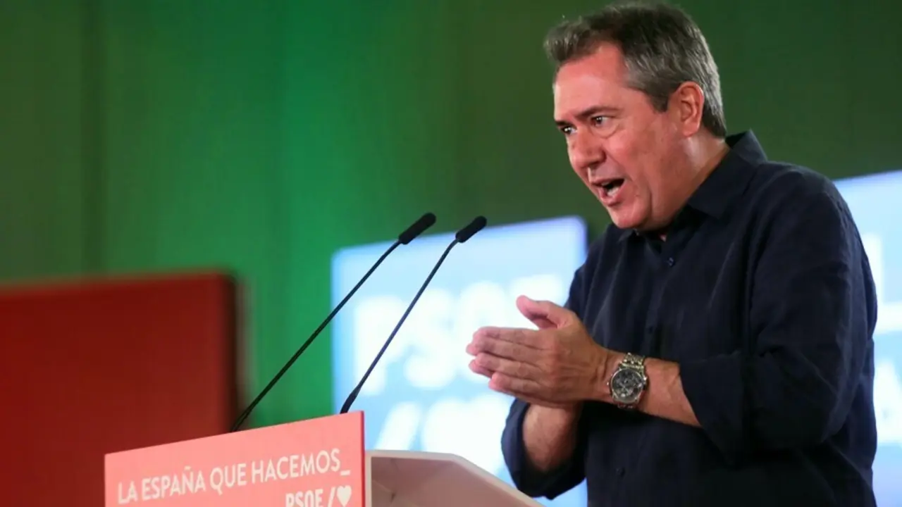 El candidato del PSOE-A a la Junta de Andaluc&iacute;a, Juan Espadas, interviene en un acto en Sevilla con el secretario general del PSOE, Pedro S&aacute;nchez.