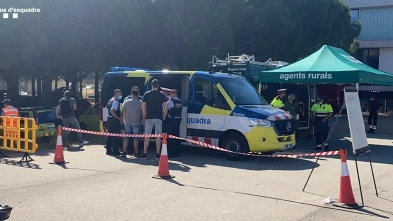 Agentes de la unidad cient&iacute;fica de los Mossos d'Esquadra analizan el ADN del cigarrillo sospechoso del incendio de Llan&ccedil;&agrave; (Girona), el 17 de julio de 2021.