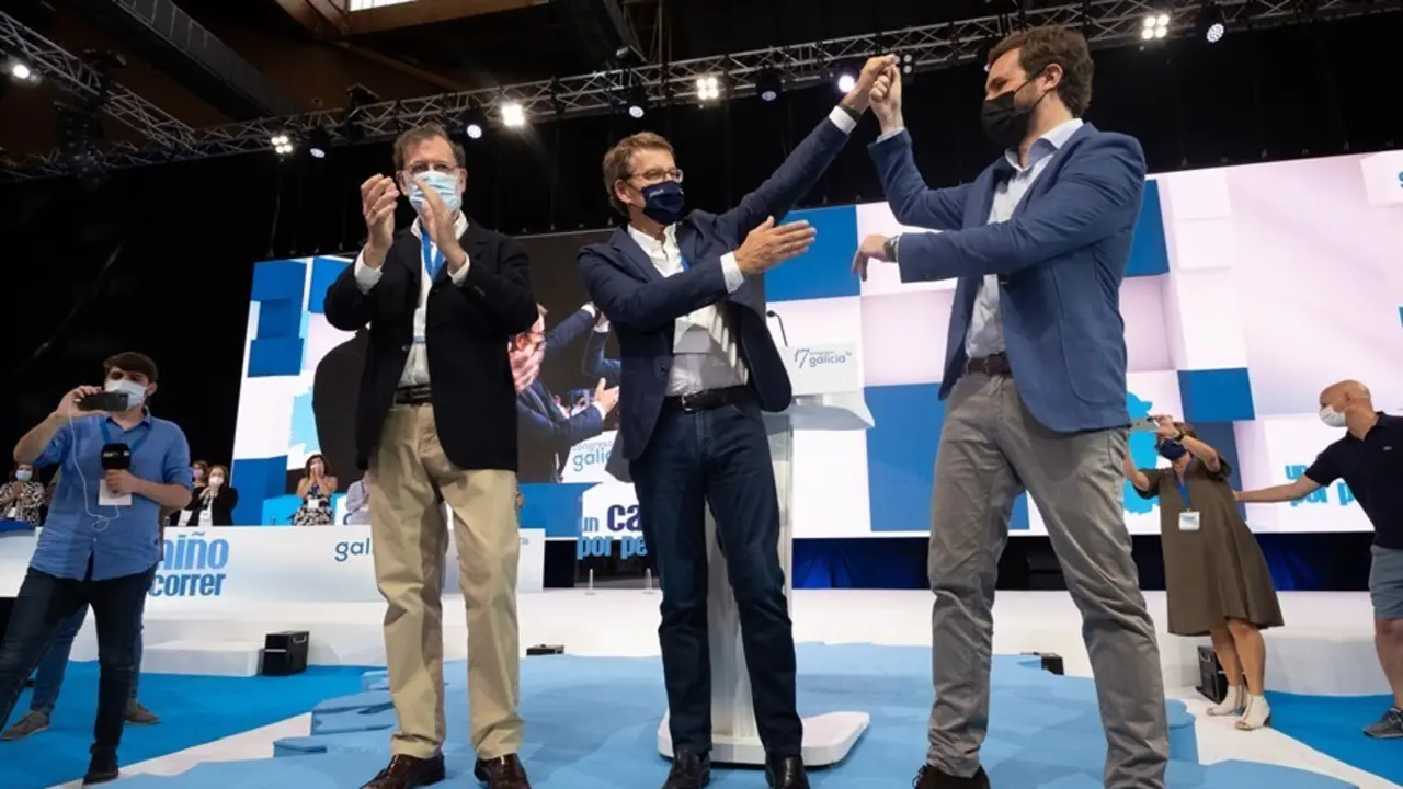 El expresidente del Gobierno Mariano Rajoy; el presidente de la Xunta y del Partido Popular en Galicia, Alberto N&uacute;&ntilde;ez Feijoo, y el presidente del PP, Pablo Casado, en el 17 Congreso del PP de Galicia, a 17 de julio de 2021, en Santiago de Compostela (Gali
