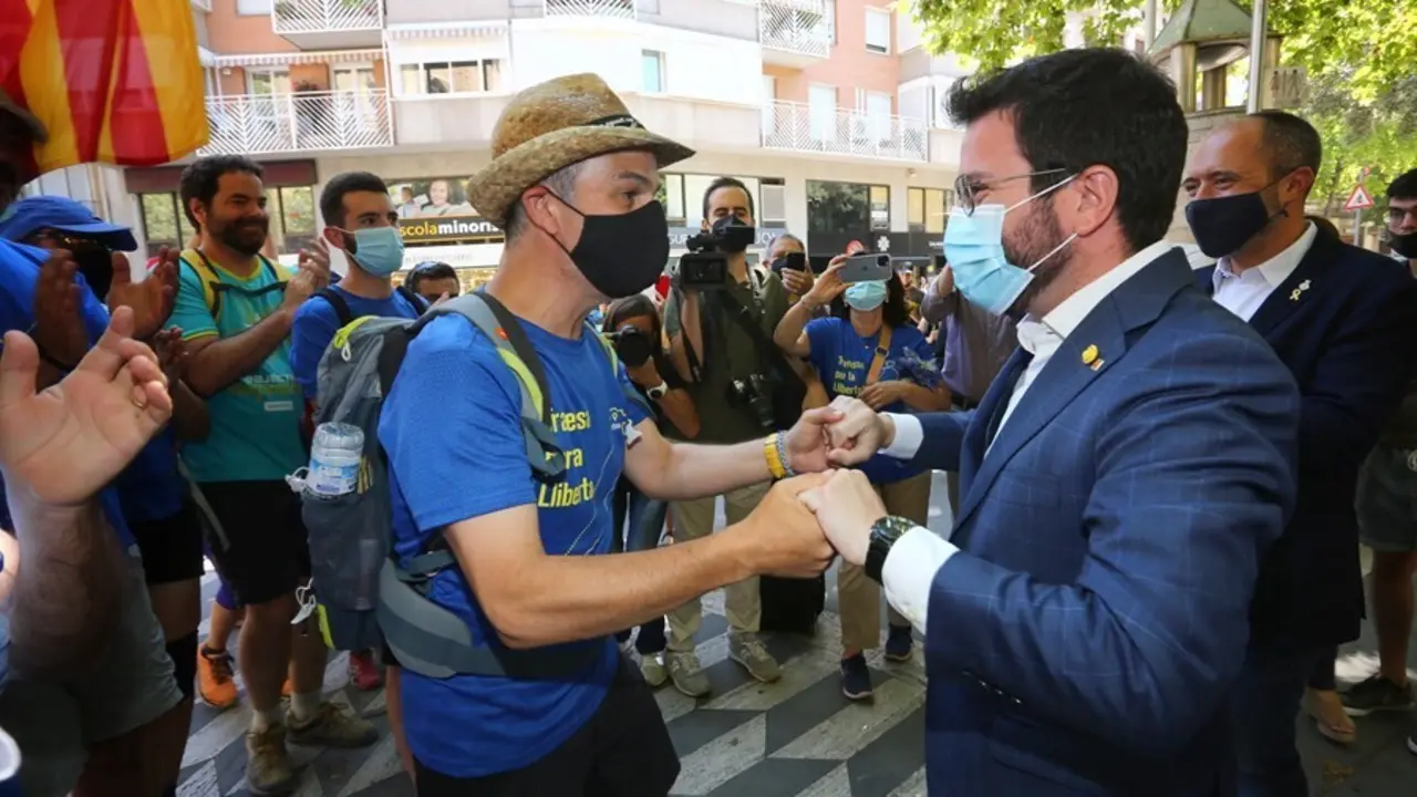 El presidente del Govern, Pere Aragon&egrave;s, recibe al exconseller Jordi Turull en Manresa (Barcelona) durante su "traves&iacute;a por la libertad", el 17 de julio de 2021.