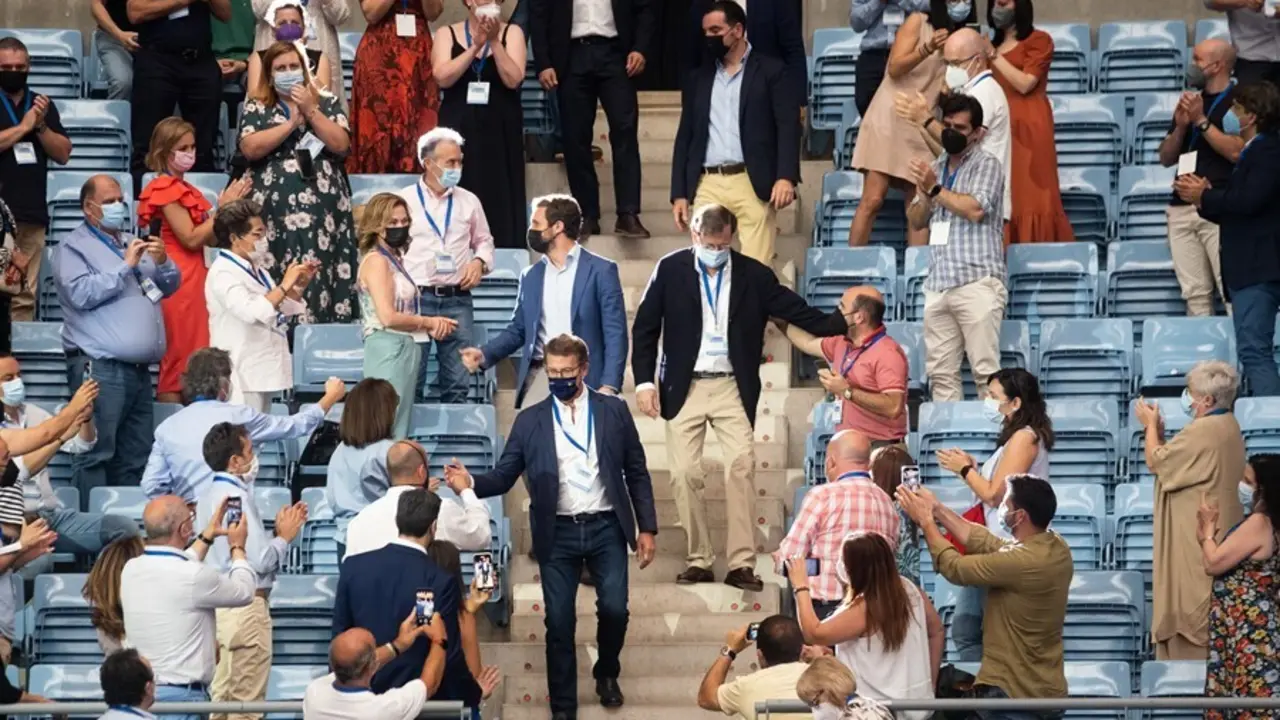 El presidente del PP, Pablo Casado (i, arriba); el presidente de la Xunta y del Partido Popular en Galicia, Alberto N&uacute;&ntilde;ez Feijoo (centro, abajo), y el expresidente del Gobierno Mariano Rajoy (d, arriba), en el 17 Congreso del PP de Galicia.