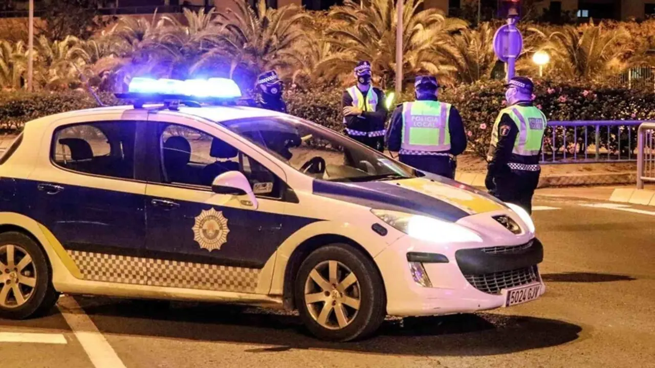 Archivo - Veh&iacute;culo de la Polic&iacute;a Local de Alicante