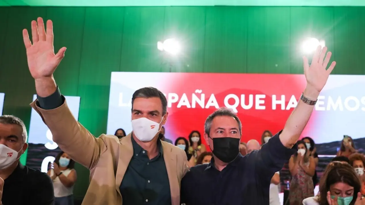 El secretario general del PSOE y presidente del Gobierno, Pedro S&aacute;nchez, junto al alcalde de Sevilla y candidato socialista a la Presidencia de la Junta de Andaluc&iacute;a, Juan Espadas, Juan Espadas