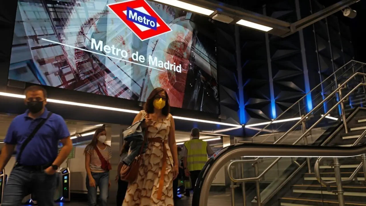 Varias personas en la estaci&oacute;n de metro de Gran V&iacute;a el d&iacute;a de su reapertura despu&eacute;s de casi tres a&ntilde;os fuera de servicio.