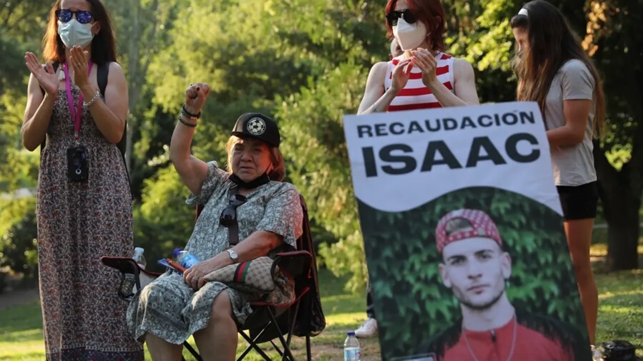 Varias personas participan en un homenaje a Isaac, un joven asesinado el mi&eacute;rcoles por la noche, en el Parque del Oeste, a 17 de julio de 2021, en Madrid (Espa&ntilde;a). Este homenaje ha sido convocado a trav&eacute;s de redes sociales para recordar a Isaac, un joven 