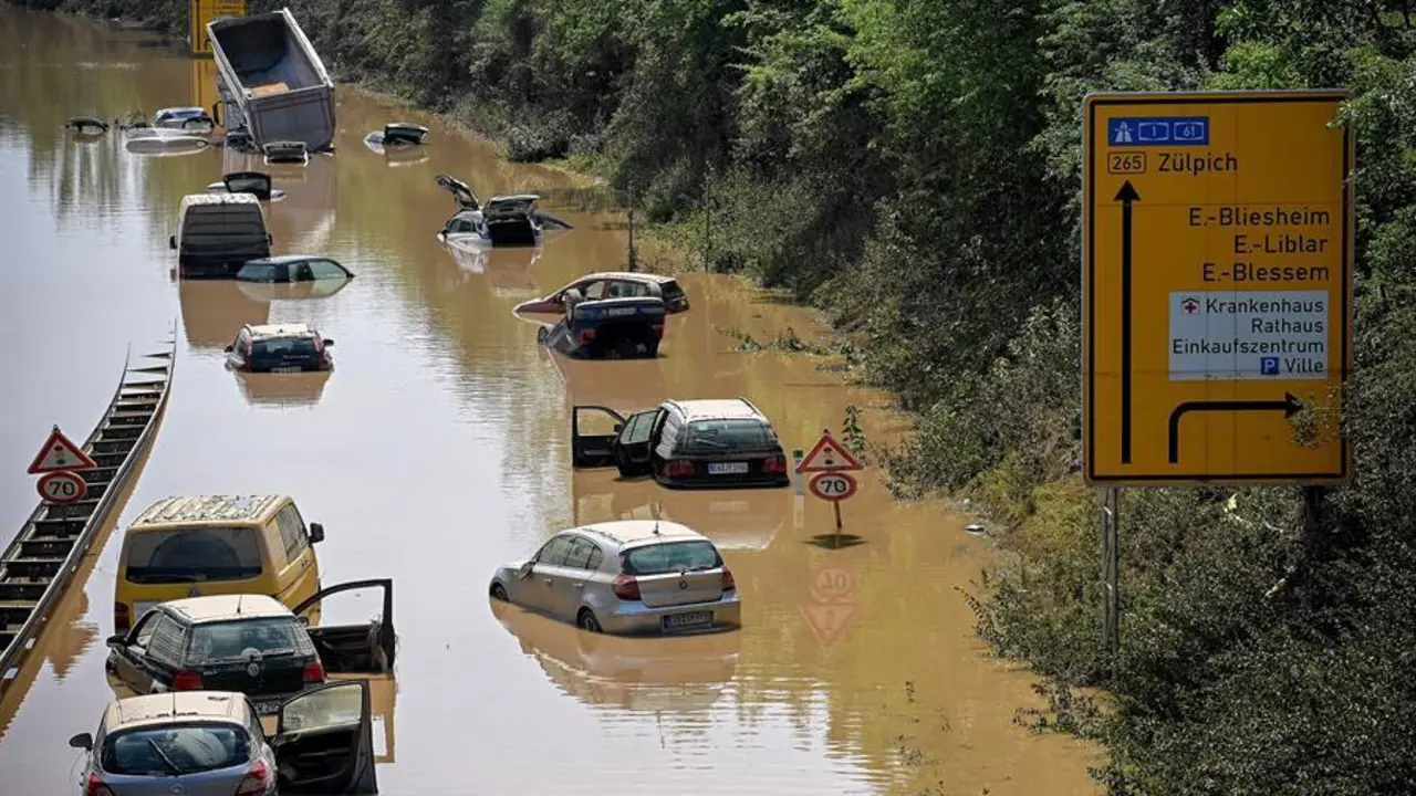 Amplias zonas del oeste de Alemania se vieron afectadas por fuertes y continuas lluvias en la noche del 15 de julio, lo que provoc&oacute; inundaciones repentinas locales que destruyeron edificios y arrastraron coches. (Inundaciones, Alemania) EFE/EPA/FRIEDEMANN VOGEL