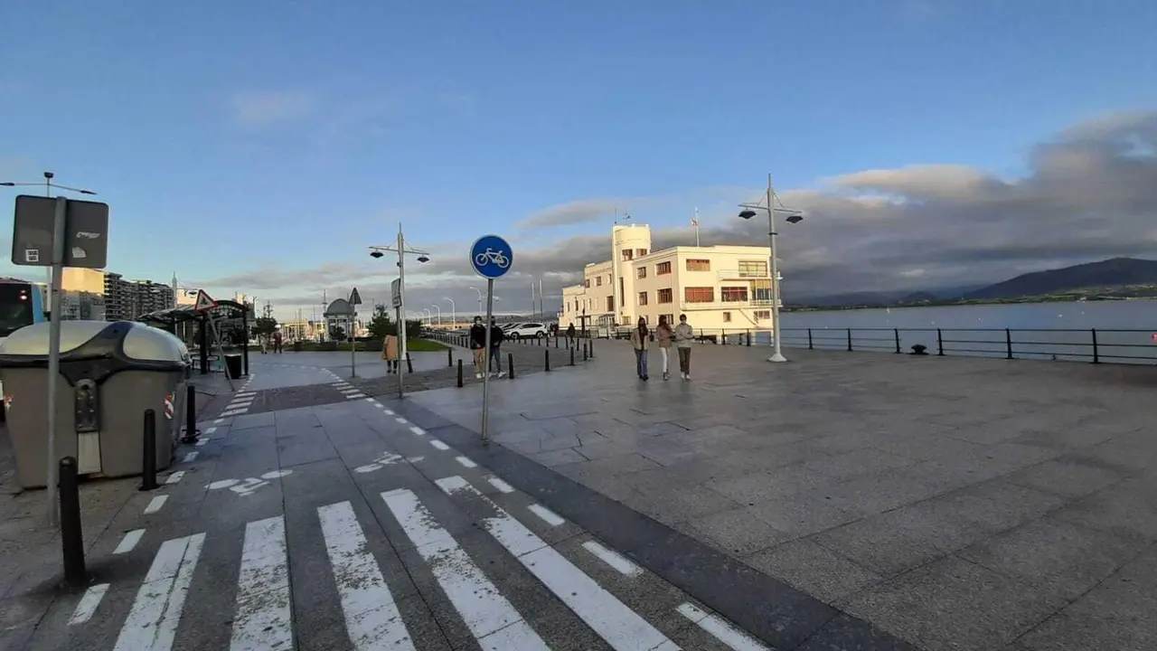 Varias personas transitan con mascarilla por las inmediaciones de Puertochico en Santander. / S. D&iacute;az