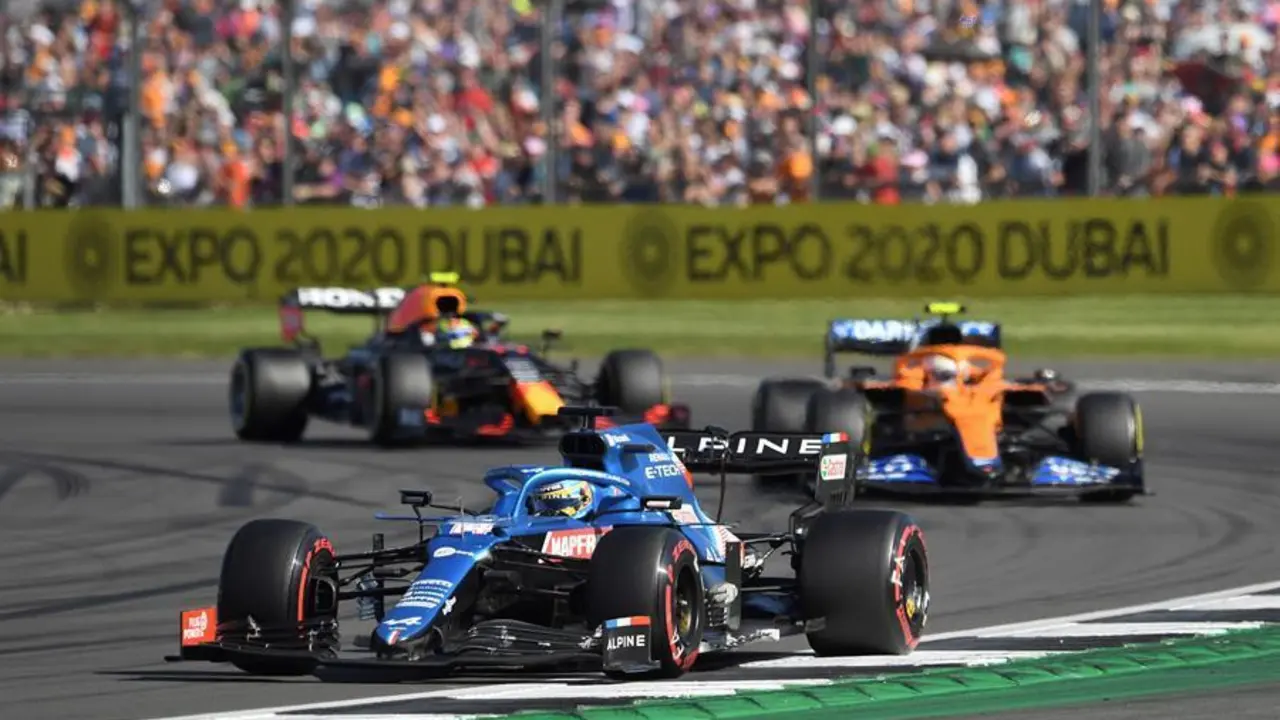 El piloto espa&ntilde;ol de F&oacute;rmula Uno Fernando Alonso (delante) del equipo Alpine F1 Team en acci&oacute;n durante la sesi&oacute;n de clasificaci&oacute;n al sprint del Gran Premio de F&oacute;rmula Uno de Gran Breta&ntilde;a en el circuito de Silverstone, en Northamptonshire, Gran Breta&ntilde;a, el 17 de julio de 2021. El Gran Premio de F&oacute;rmula Uno de Gran Breta&ntilde;a de 2021 tendr&aacute; lugar el 18 de julio. (F&oacute;rmula Uno, Gran Breta&ntilde;a, Reino Unido) EFE/EPA/ANDY RAIN