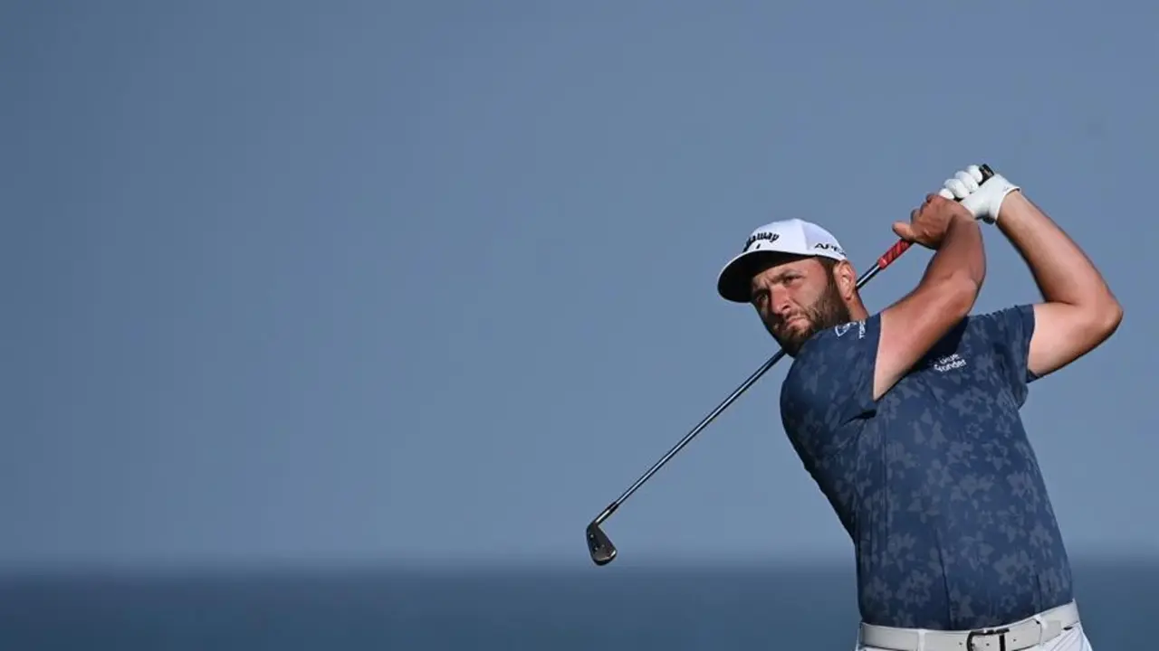 El espa&ntilde;ol Jon Rahm sale del hoyo 12 durante la segunda ronda del campeonato de golf The Open 2021 en el campo de golf Royal St George's en Sandwich, Kent, Gran Breta&ntilde;a, el 16 de julio de 2021. (Espa&ntilde;a, Reino Unido) EFE/EPA/NEIL HALL