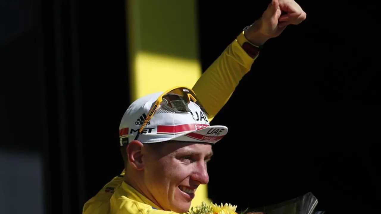 Tadej Pogacar con el maillot blanco del Tour de Francia 2022.
 (EFE)/GUILLAUME HORCAJUELO