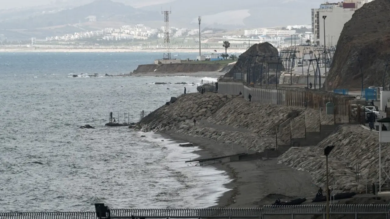 Imagen del vallado fronterizo en la playa del Tarajal, en Ceuta 