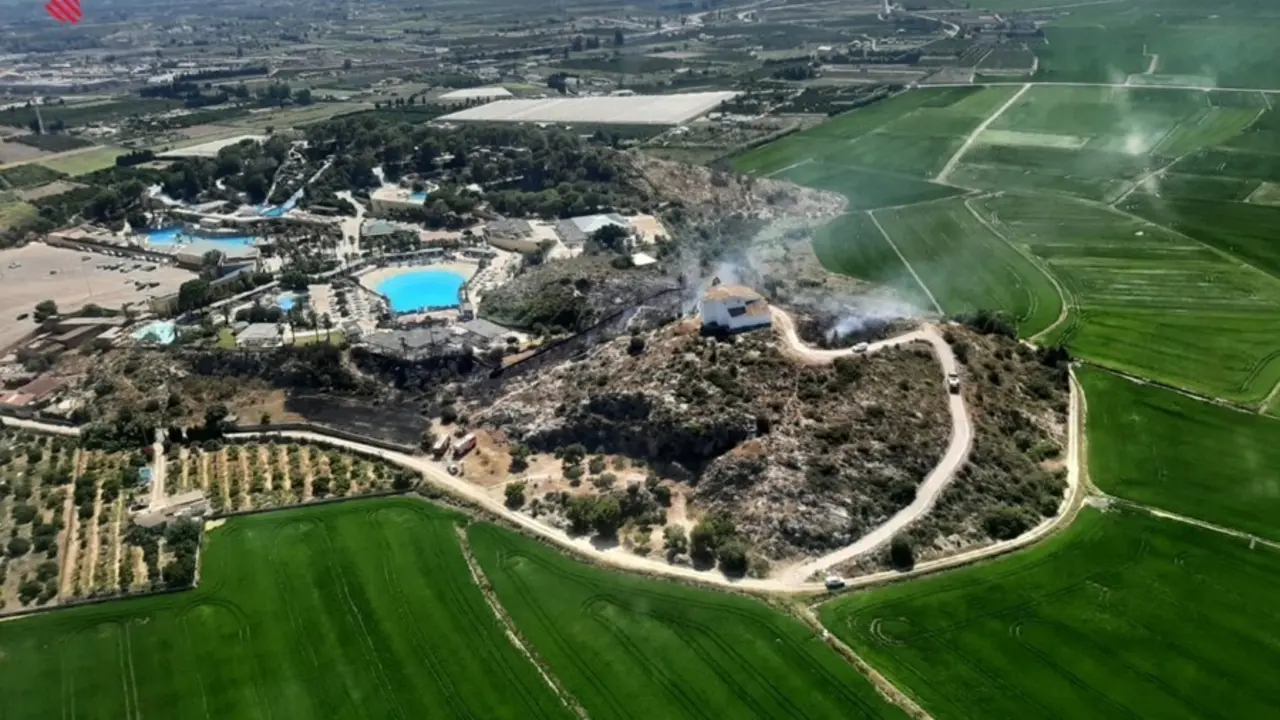 Incendio forestal en una zona cercana al parque acu&aacute;tico Aquopolis, en Cullera (Valencia)
