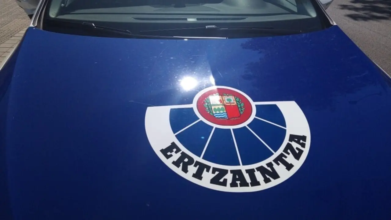 Archivo - Veh&iacute;culo policial de la Ertzaintza