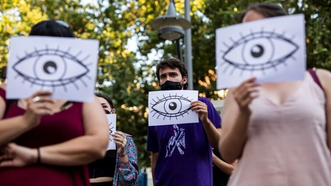 Varias personas durante una concentraci&oacute;n en apoyo a las personas migrantes, organizada por las asociaciones No Name Kitchen y Maakun, en la Plaza de Tirso de Molina, a 17 de julio de 2021, en Madrid (Espa&ntilde;a). Esta es una de las concentraciones que han co
