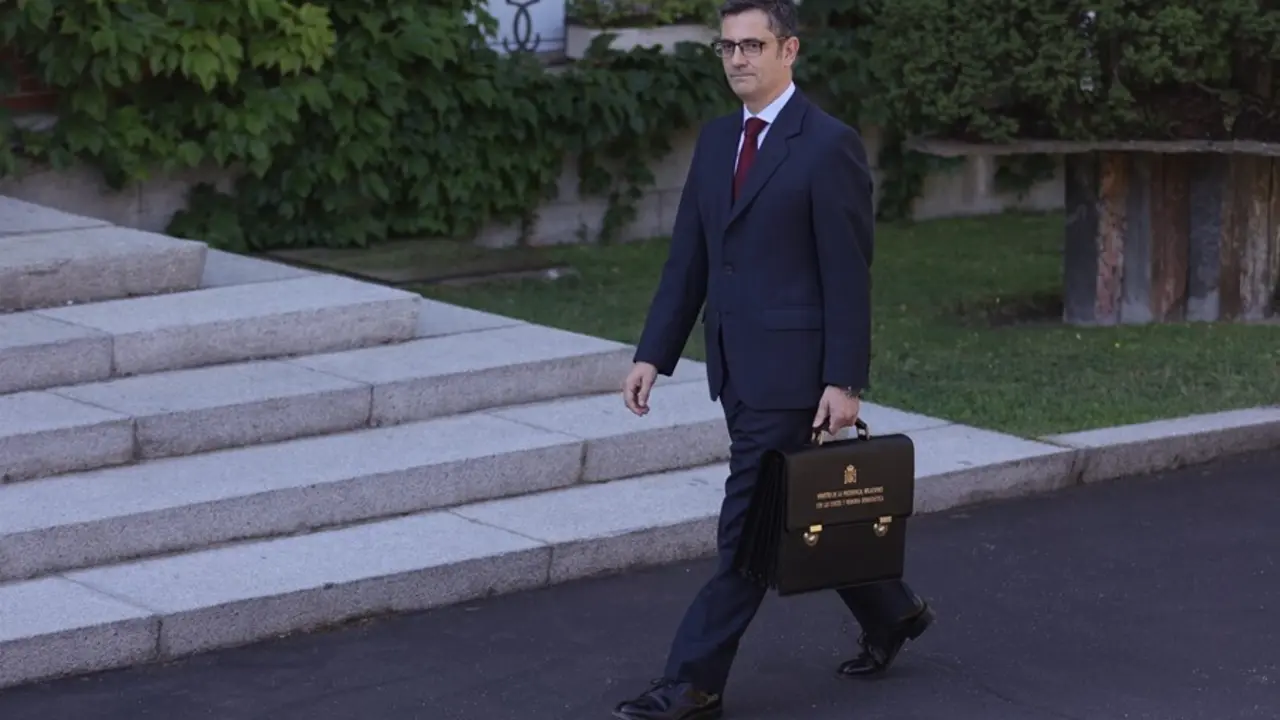 El ministro de la Presidencia, Relaciones con las Cortes y Memoria Democr&aacute;tica, F&eacute;lix Bola&ntilde;os, llega al Palacio de la Moncloa para participar en el primer Consejo de Ministros tras la remodelaci&oacute;n del Gobierno