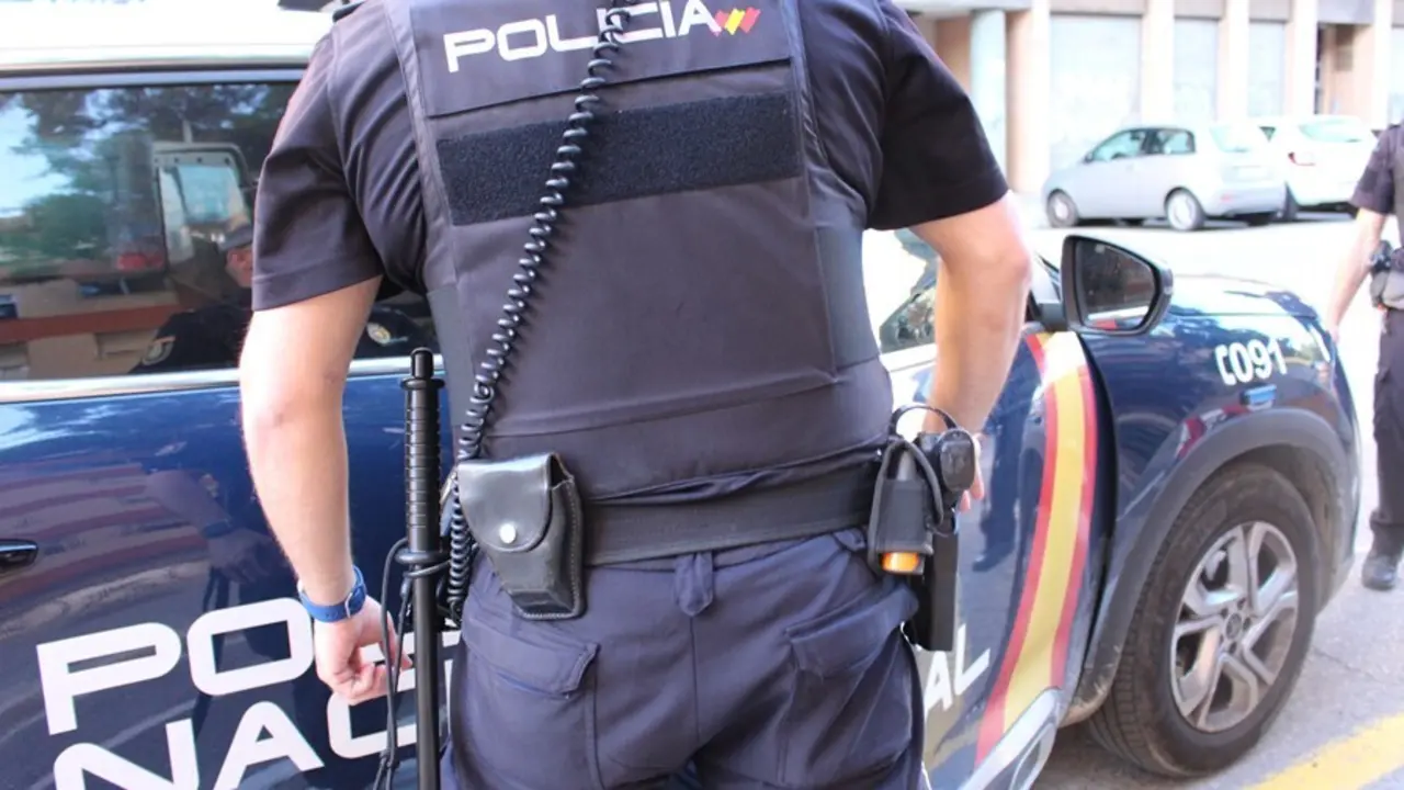 Archivo - Imagen de recurso de un agente de la Polic&iacute;a Nacional