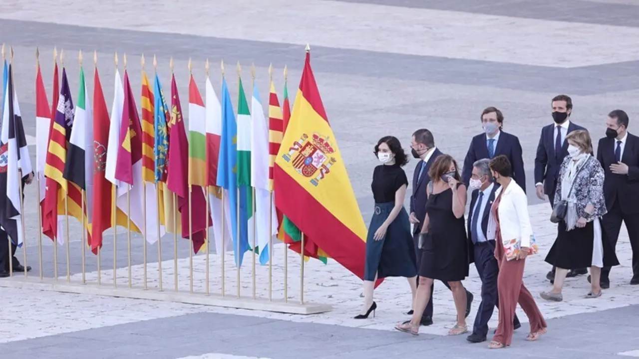 (I-D) En la primera fila, la presidenta de la Comunidad de Madrid, Isabel D&iacute;az Ayuso; el presidente de Asturias, Adri&aacute;n Barb&oacute;n; la presidenta de las Islas Baleares, Francina Armengol; el presidente de Cantabria, Miguel &Aacute;ngel Revilla, y la presidenta de Na
