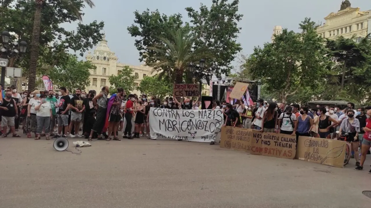 Una concentraci&oacute;n condena las &uacute;ltimas agresiones hom&oacute;fobas en la ciudad de Val&egrave;ncia