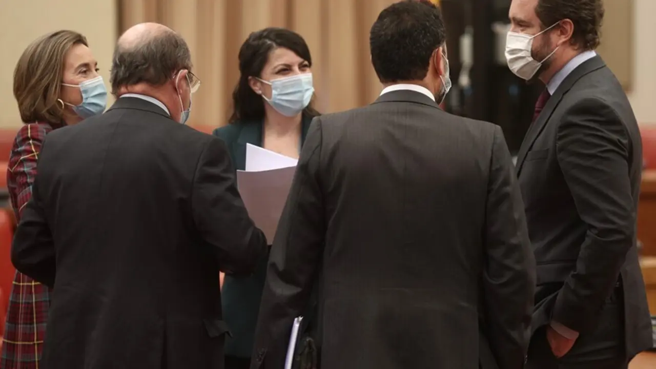 Archivo - Portavoces y diputados de PP y Vox en el Congreso charlan durante la Junta de Portaves.