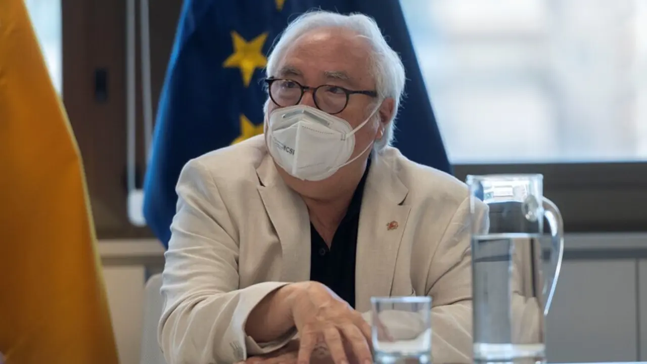 El ministro de Universidades, Manuel Castells, durante una entrevista para Europa Press n Madrid (Espa&ntilde;a). 