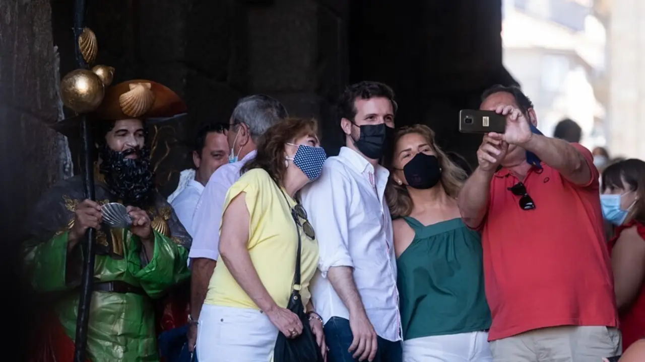 El presidente del Partido Popular, Pablo Casado, sale de la Catedral de Santiago de Compostela tras asistir a la misa del peregrino, a 18 de julio de 2021, en Santiago de Compostela, Galicia (Espa&ntilde;a).  El l&iacute;der del PP acude a la Catedral de Santiago tras 
