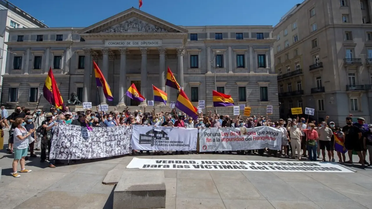 Varias decenas de personas participan este domingo, 18 de julio, en una concentraci&oacute;n contra la impunidad del Franquismo, frente al Congreso de los Diputados