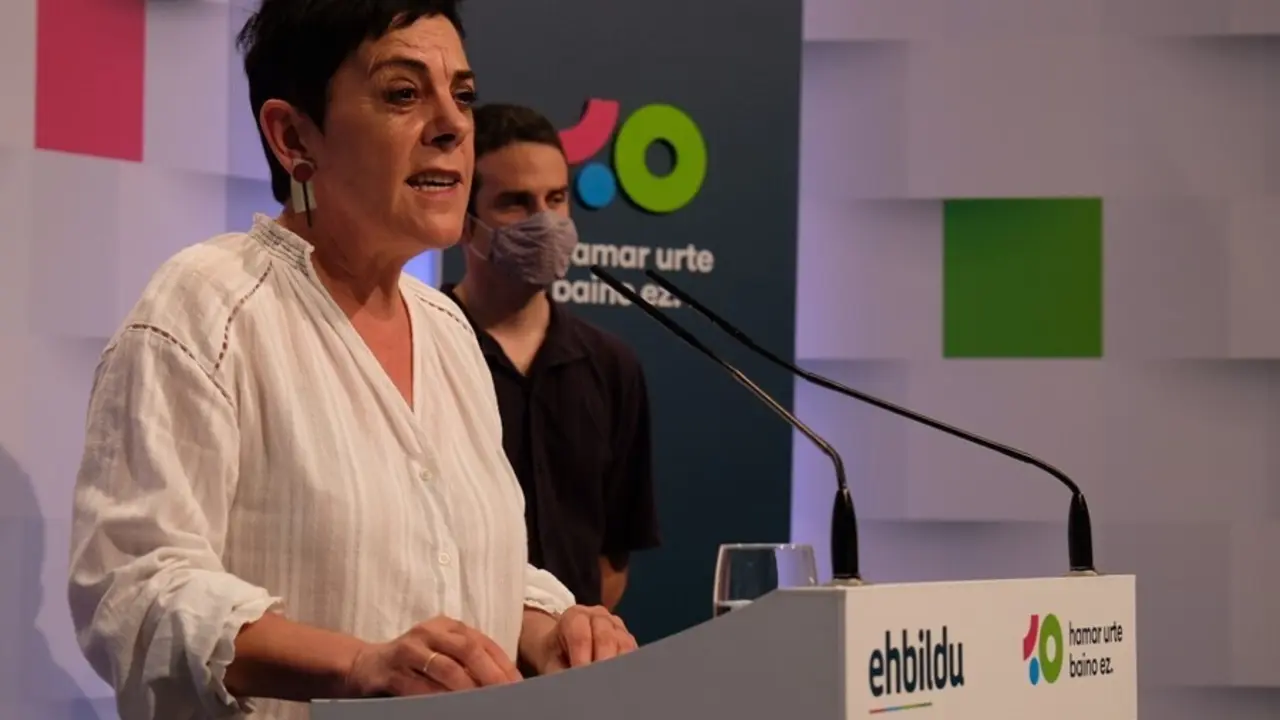 Archivo - La portavoz de EH Bildu en el Congreso, Mertxe Aizpurua, junto al director de Programa, Pello Otxandiano, en rueda de prensa.