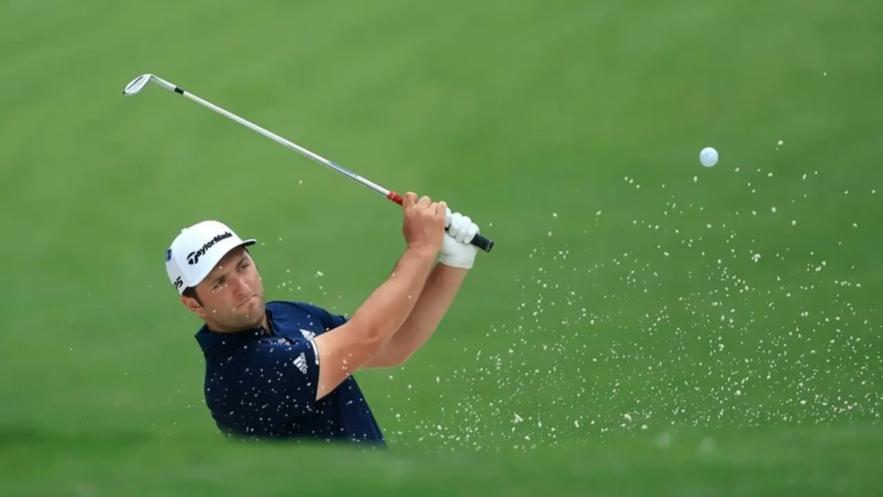 Archivo - Jon Rahm golpea una bola durante su sesi&oacute;n de pr&aacute;ctica del martes en el Augusta National