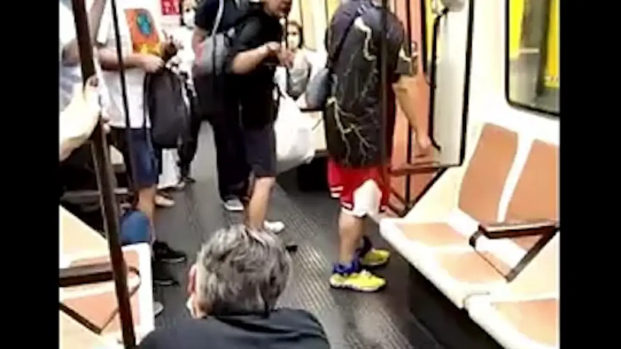 Momento de la agresi&oacute;n con el enfermero en el suelo.