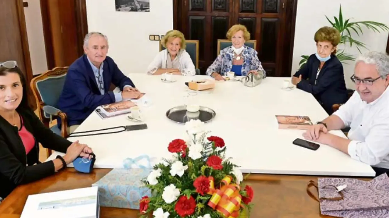 Gema Igual, Tom&aacute;s Cobo y Javier Hern&aacute;ndez de Sande con las hijas de Federico Soto. / ALERTA