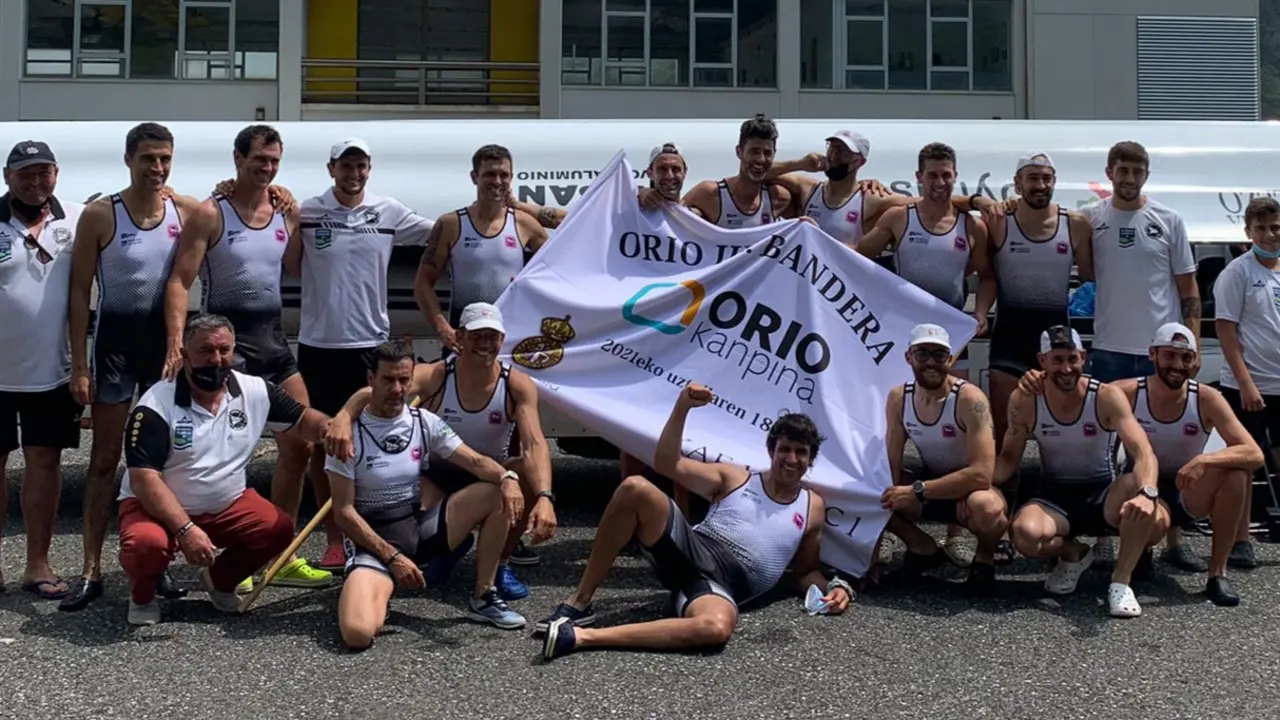 Los remeros de Pedre&ntilde;a posan con la bandera de Orio, la segunda de la temporada en liga.