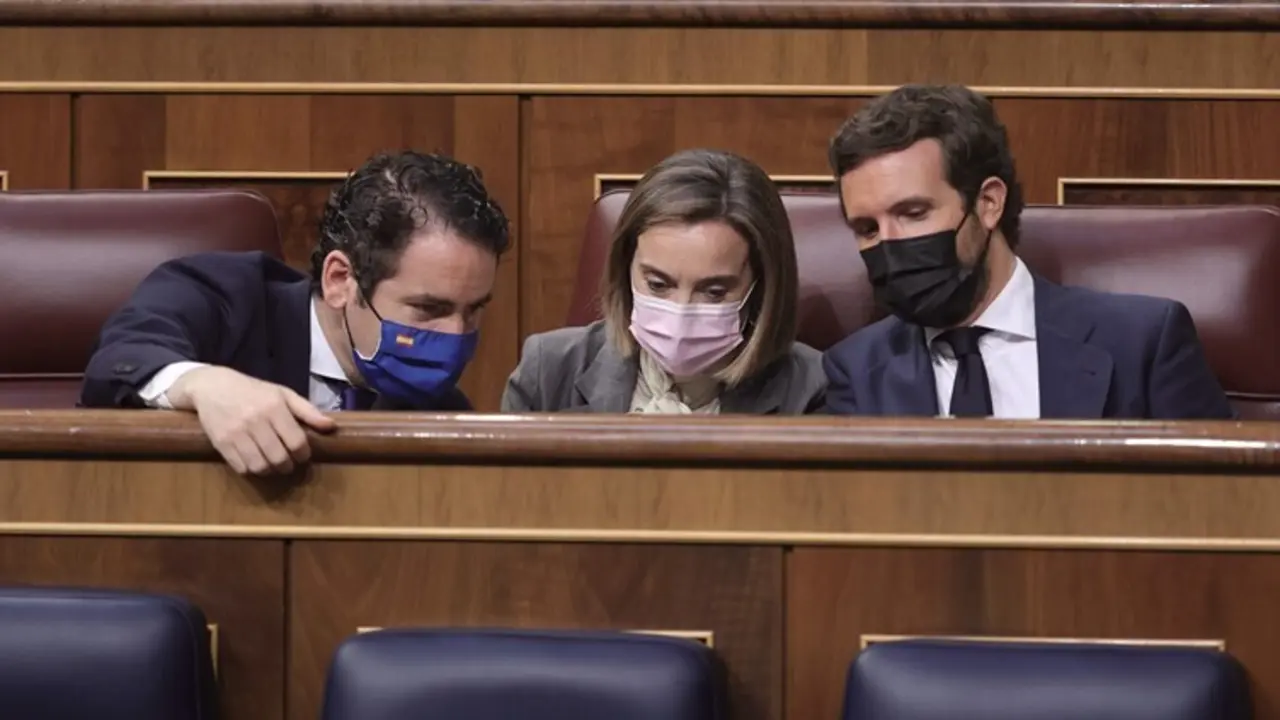 El secretario general del Partido Popular, Teodoro Garc&iacute;a Egea; la portavoz del PP en el Congreso de los Diputados, Cuca Gamarra; y el l&iacute;der del PP, Pablo Casado, conversan en una sesi&oacute;n de control al Gobierno en el Congreso a 30 de junio de 2021.