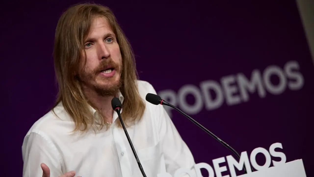 El portavoz de Podemos, Pablo Fern&aacute;ndez, durante una rueda de prensa en la sede del partido, a 19 de julio de 2021, en Madrid (Espa&ntilde;a). 