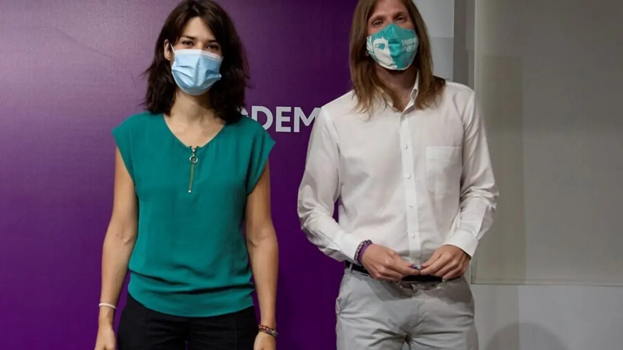 Los portavoces de Podemos, Isa Serra y Pablo Fern&aacute;ndez, posan durante una rueda de prensa en la sede del partido, a 19 de julio de 2021, en Madrid (Espa&ntilde;a). Durante su comparecencia, han solicitado la renovaci&oacute;n de los &oacute;rganos judiciales y el cumplimiento