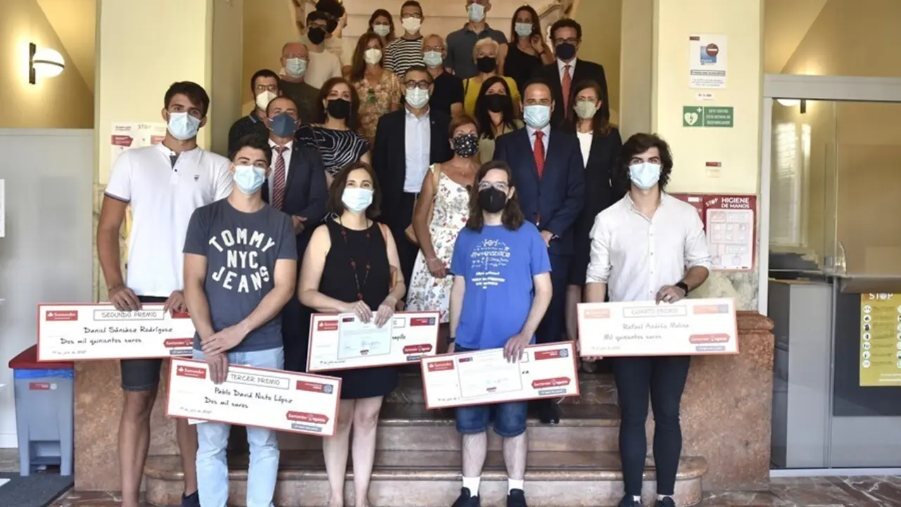 Los ganadores de los premios posan tras recibir sus cheques. (El ganador del quinto premio no ha podido asistir a la entrega y ha delegado en otra persona. Primera por la derecha)