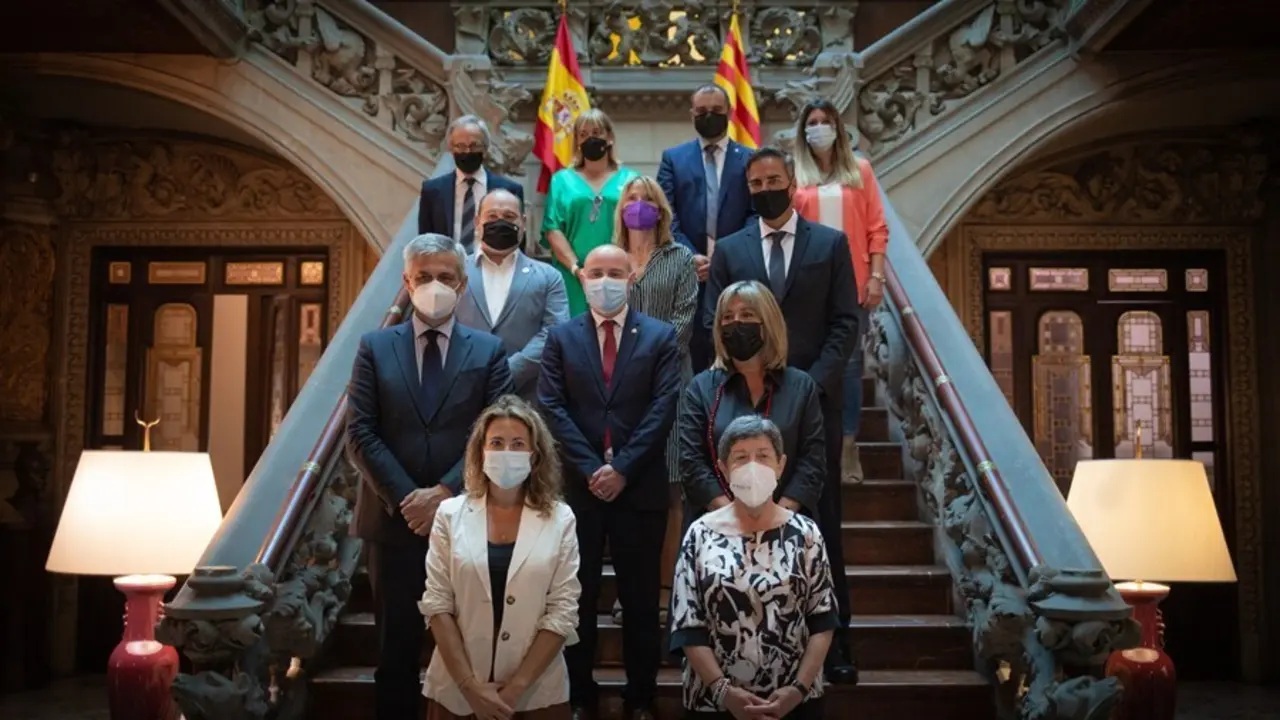 Al frente, la ministra de Transportes, Movilidad y Agenda Urbana, Raquel S&aacute;nchez (izda.), y la delegada del Gobierno en Catalunya, Teresa Cunillera (dcha), junto a representantes de la Diputaci&oacute;n de Barcelona y ayuntamientos, el 19 de julio de 2021.