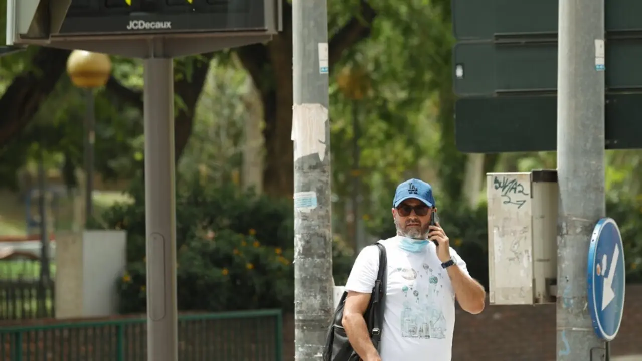 Murcia activa un dispositivo especial por el aviso de altas temperaturas. En la imagen, un term&oacute;metro marca 44 grados cent&iacute;grados