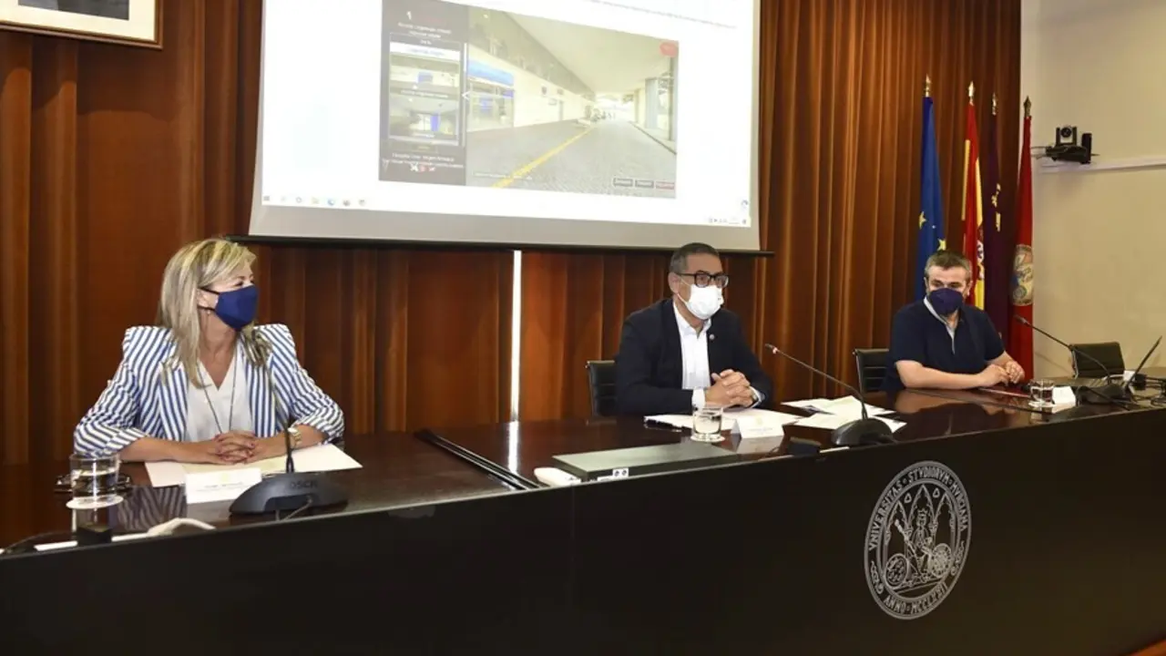 Olga Garc&iacute;a Sanz, directora territorial de CaixaBank; el rector de la UMU, Jos&eacute; Luj&aacute;n; y el director de la C&aacute;tedra Ildefonso M&eacute;ndez