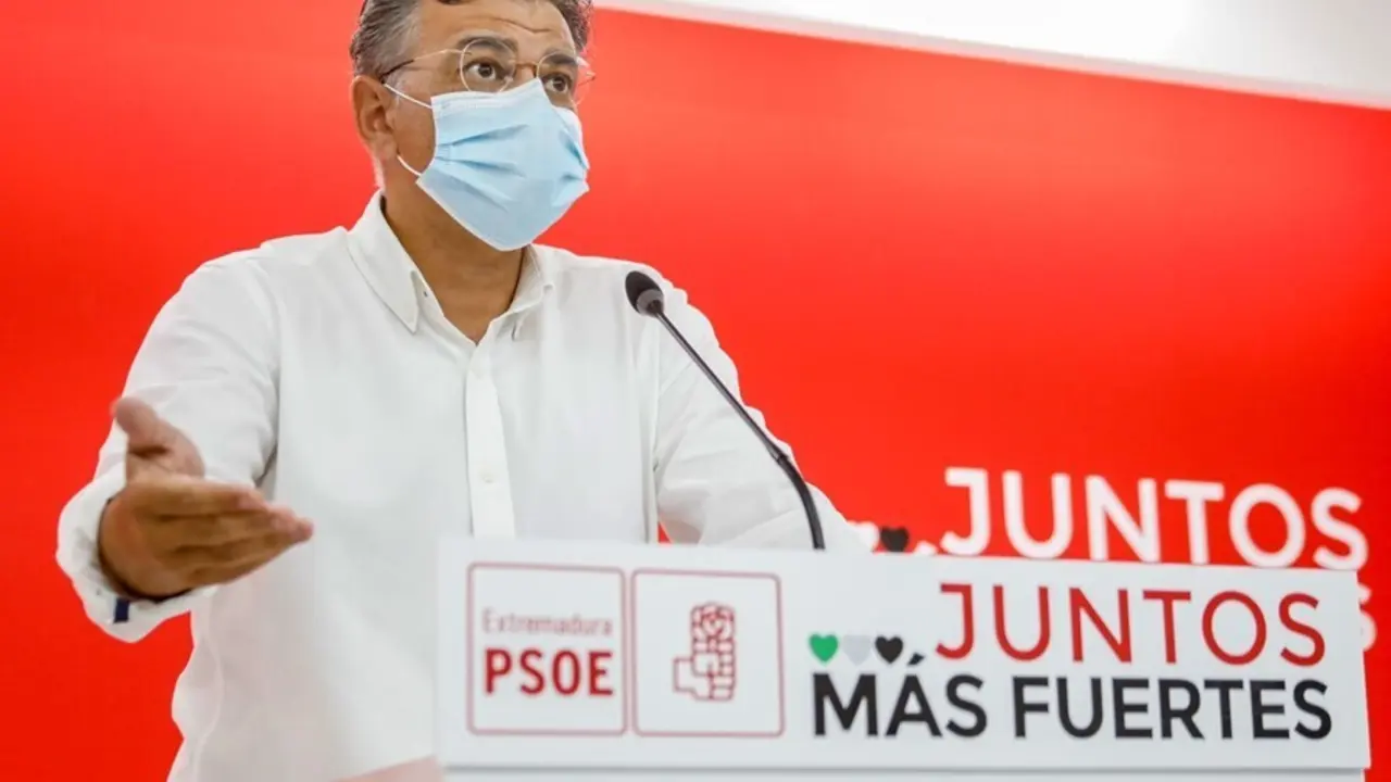 El portavoz del PSOE de Extremadura, Juan Antonio Gonz&aacute;lez, en rueda de prensa.