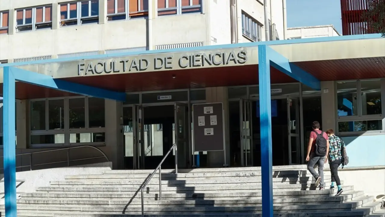 Archivo - Fachada de la Facultad de Ciencias de la Universidad Aut&oacute;noma durante el primer d&iacute;a del curso escolar 2020-2021, en Madrid (Espa&ntilde;a), a 7 de septiembre de 2020. Desde hoy, alrededor de 303.000 estudiantes van a volver a las aulas de las 14 univer