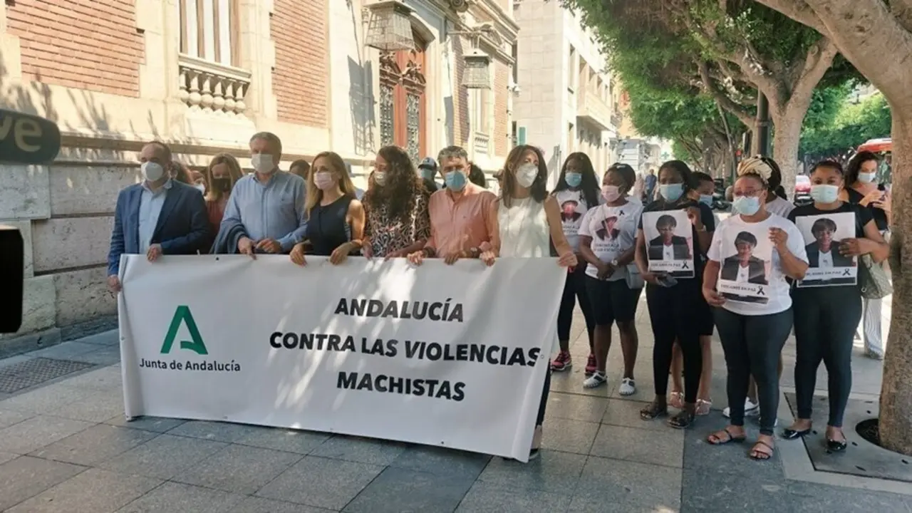 Concentraci&oacute;n frente a la sede del Gobierno andaluz en repulsa por el asesinato de Inmaculada en Roquetas de Mar (Almer&iacute;a)
