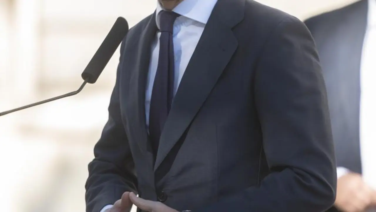 El presidente del PP, Pablo Casado, ofrece declaraciones a los medios de comunicaci&oacute;n tras el homenaje a las v&iacute;ctimas del terrorismo en el Palacio Real. En Madrid, 15 de julio de 2021.