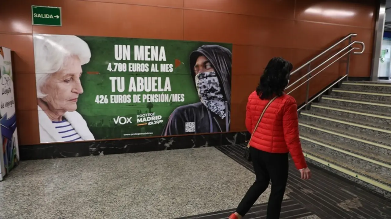 Archivo - Cartel electoral de Vox en la estaci&oacute;n de cercan&iacute;as de Sol durante las pasadas elecciones